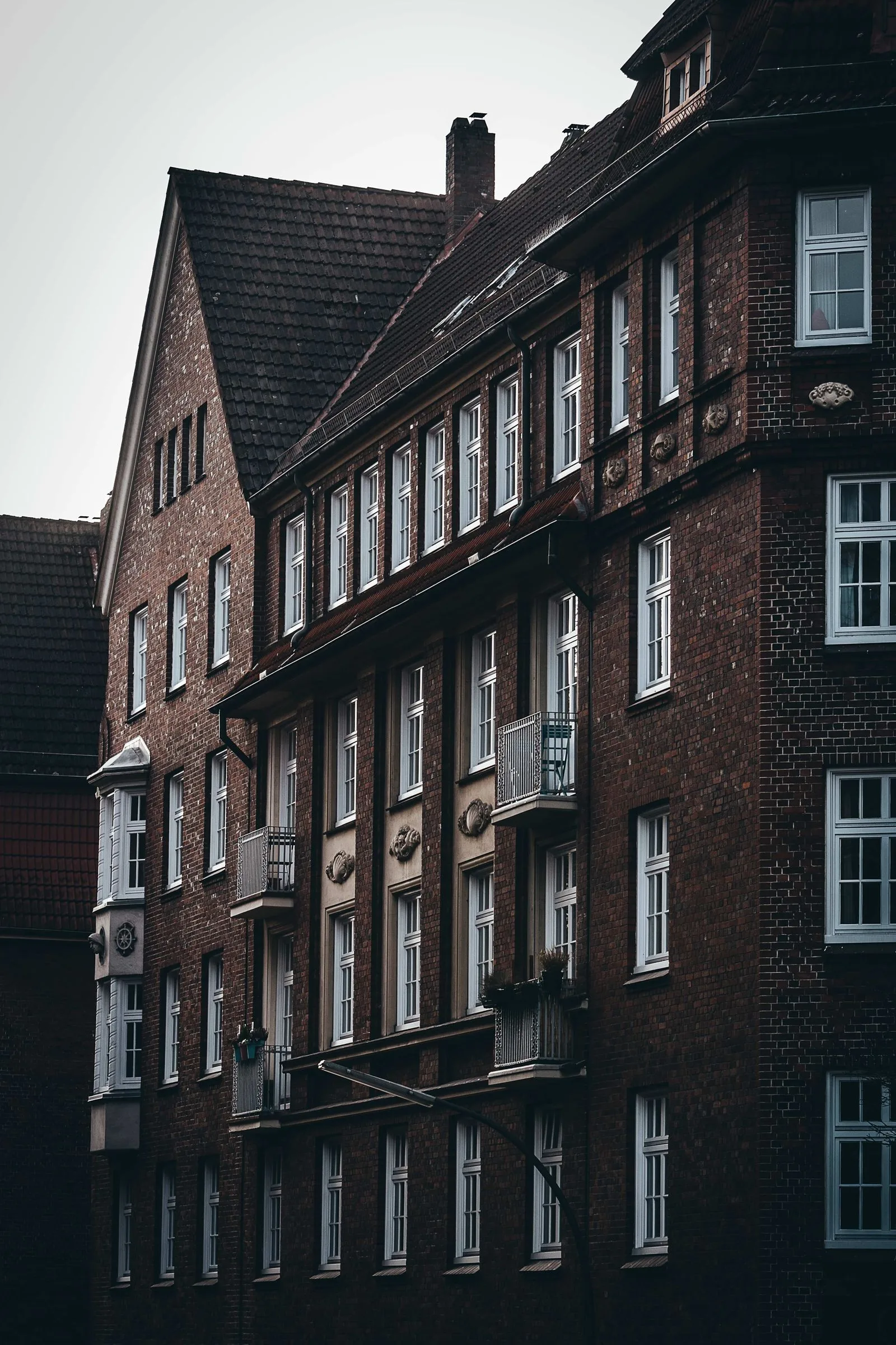Backstein-Mietshaus im gründerzeitlichen Stil in einer dichten Innenstadt