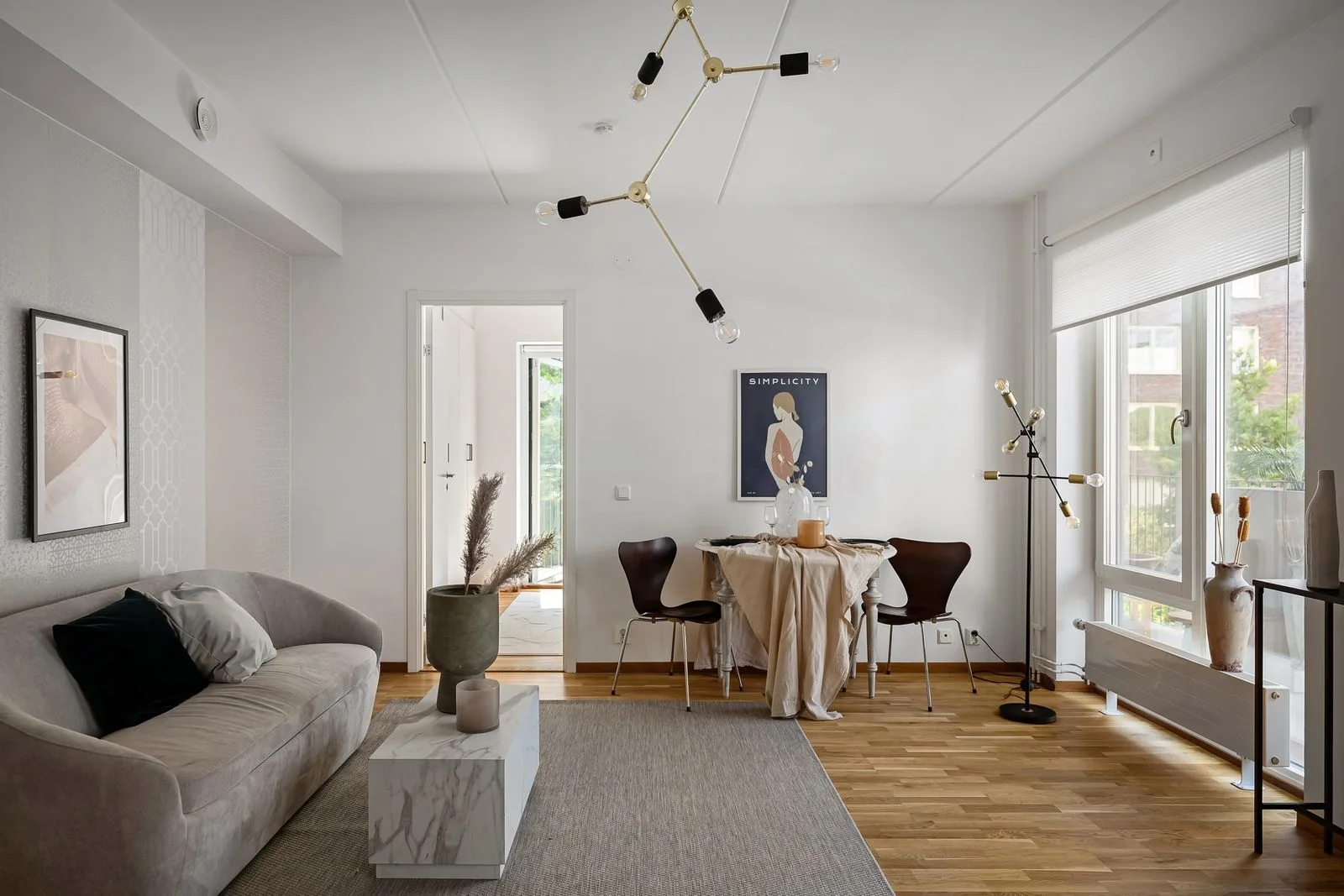 Modernes Wohnzimmer mit stilvoller Pendelleuchte an der Decke