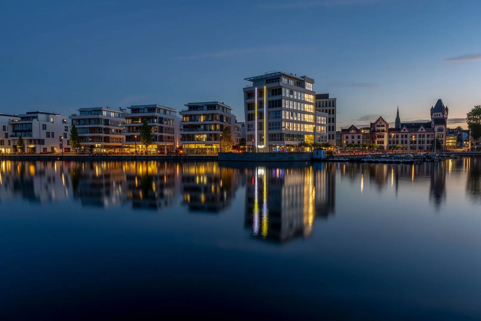 Modernes Wohnquartier am Wasser in Dortmund zur blauen Stunde