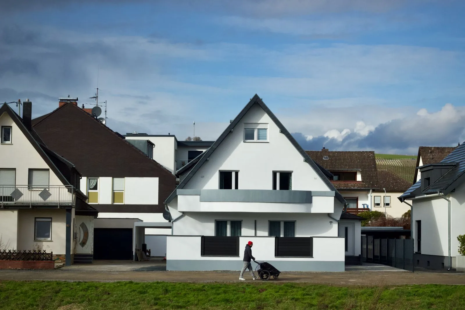 Straße mit Einfamilienhäusern in einem deutschen Vorort