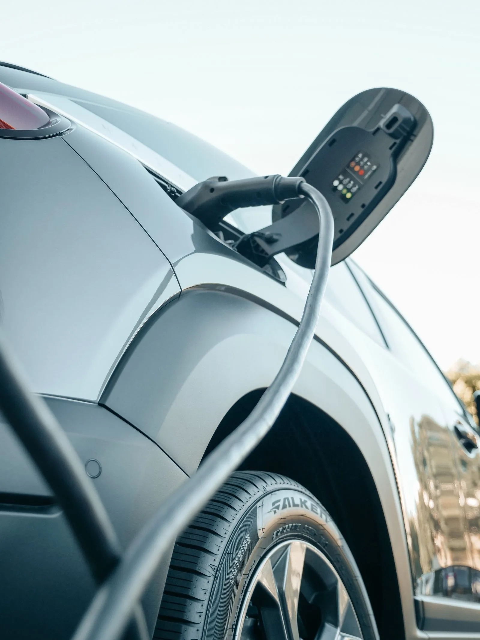 Ladestecker eines Elektroautos während des Ladevorgangs