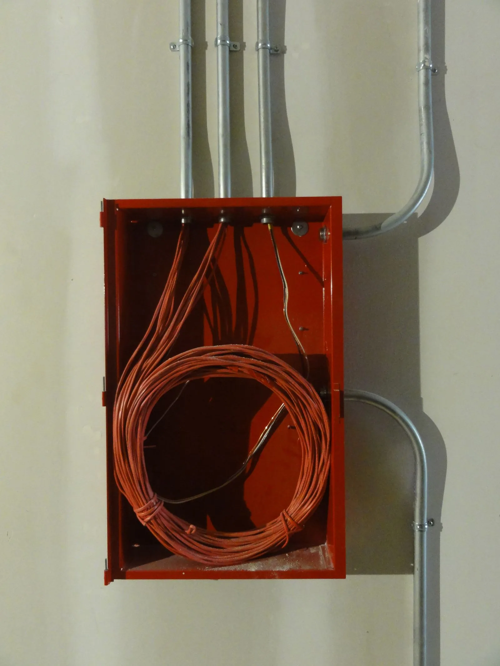 Gebündeltes Elektrokabel in einer Anschlussdose, Nahaufnahme