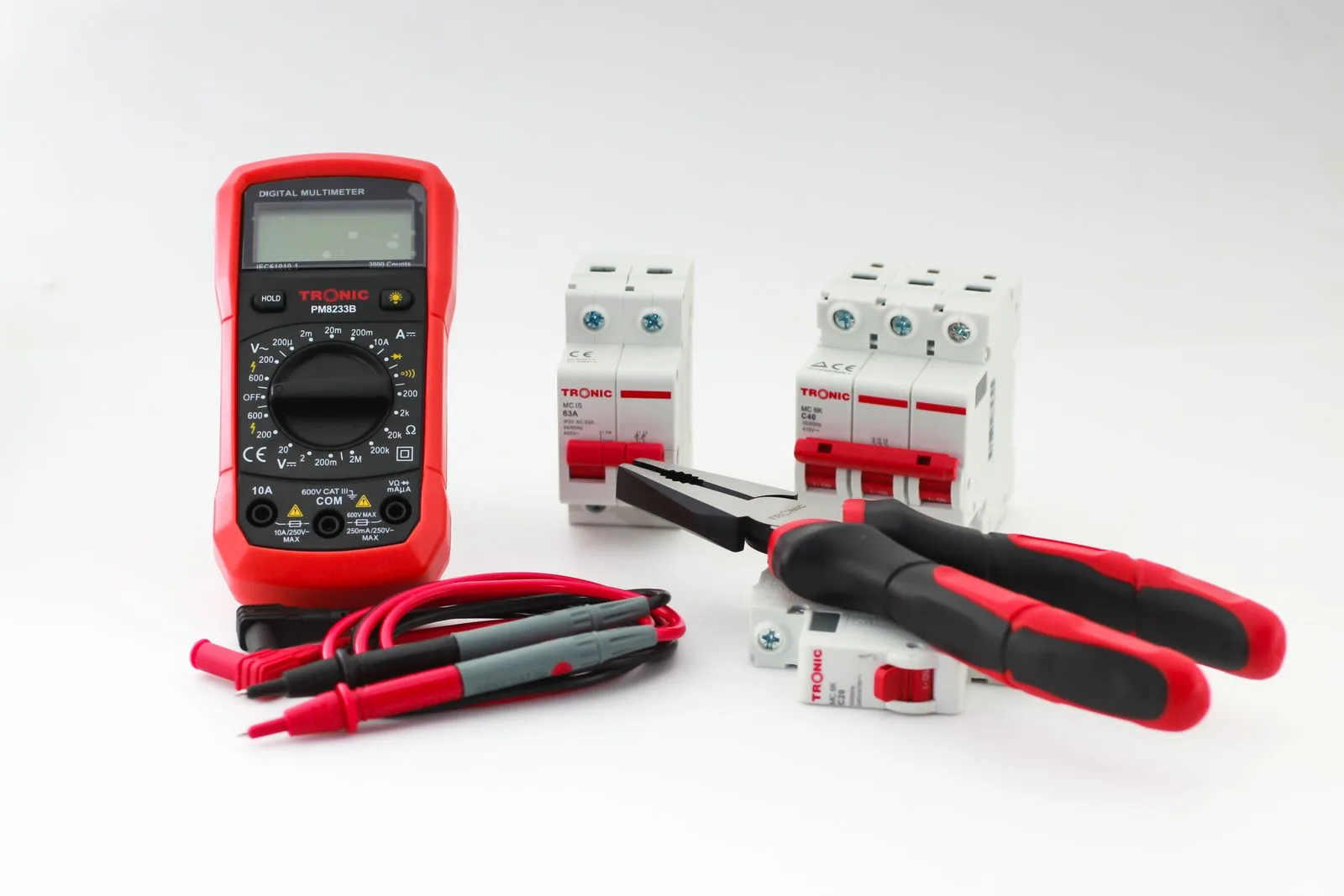 Digitales Multimeter neben Werkzeug und Sicherungsautomaten