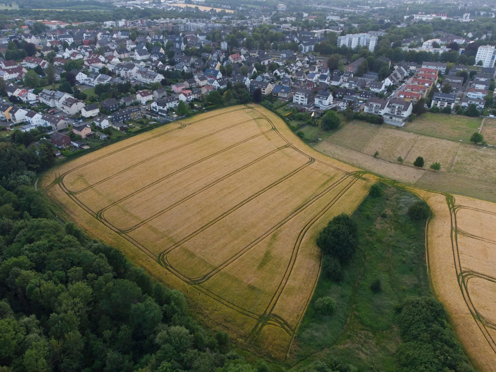 Luftaufnahme eines Wohngebiets am Stadtrand im Ruhrgebiet