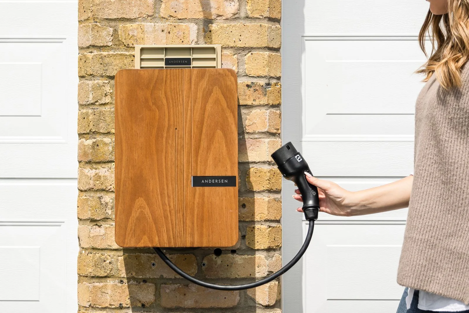 Wallbox-Ladestation für Elektroautos an einer Hauswand montiert
